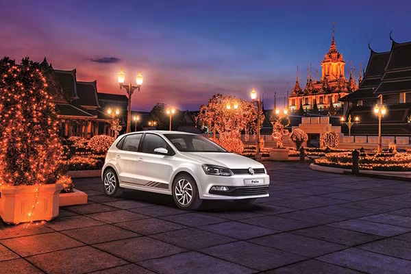 Polo Anniversary Edition sở hữu bộ la-zăng Razor hai tông màu kích thước 15 inch, tấm dán đề can hai bên hông xe và tấm bọc ghế mang thiết kế dạng kim cương bắt mắt.