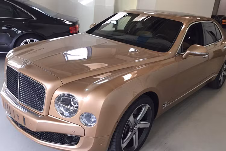 Tại thị trường Việt Nam, hiện giá bán của xe siêu sang Bentley Mulsanne Speed từ 19 đến 23 tỷ đồng. Trong số đó phải nói đến chiếc Mulsanne Speed sở hữu ngoại thất màu xanh diệp lục độc nhất Việt Nam nhập khẩu chính hãng - chiếc siêu xe sang này có mức giá lên đến 25 tỷ đồng.