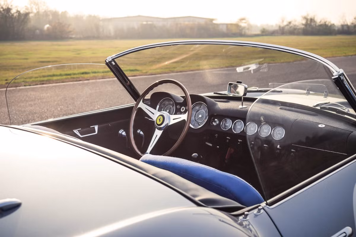 Nội thất cổ điển bên trong xe khiến nhiều người mê mẩn.