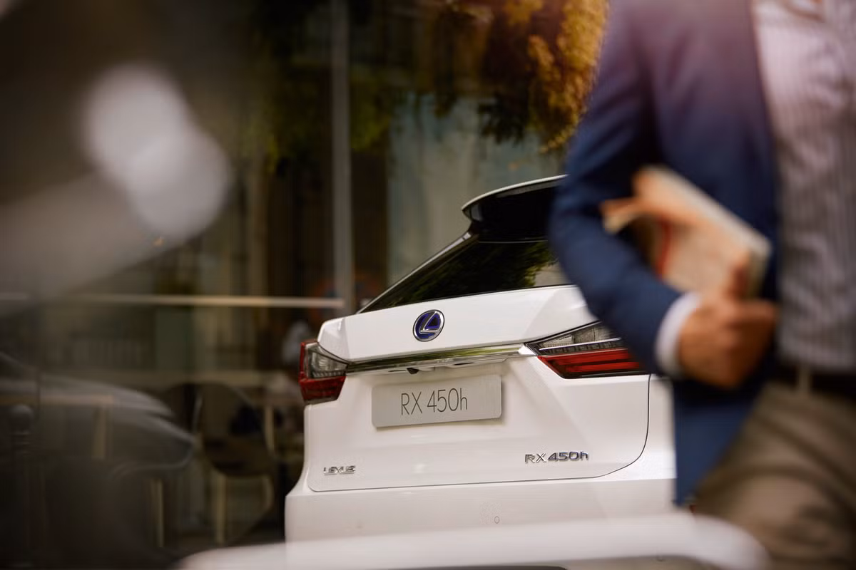 RX Sport cũng được trang bị ở mức cao như đèn pha LED có thể điều chỉnh chiều cao tự động.