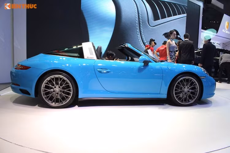 Nội thất của xe với vô lăng thể thao 3 chấu được bọc bằng da Alcantara, khu vực bảng táp-lô với trung tâm là đồng hồ bấm giờ cao cấp của Porsche, kết hợp cùng hệ thống quản lý liên lạc PCM điều khiển qua màn hình cảm ứng, giúp người lái nắm bắt thời gian lái xe.