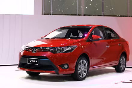 Toyota Vios vẫn duy trì được vị trí là mẫu xe bán chạy nhất Việt Nam nói chung và trong phân khúc sedan nói riêng với 13.365 xe kể từ đầu năm đến nay. Tính riêng trong tháng 8, mẫu sedan nhà Toyota đã bán được 2.129 xe (tăng 581 xe so với cùng kì tháng 7).