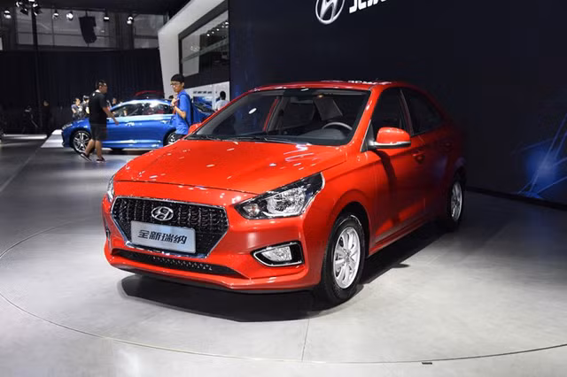 Hyundai Reina sở hữu chiều dài cơ sở 2.570 mm. Tuy mang “hơi thở” của Accent cũ nhưng Reina vẫn sở hữu ngôn ngữ thiết kế mới của Hyundai là điêu khắc dòng chảy 2.0. Từ bên ngoài, Reina nổi bật với lưới tản nhiệt hình kim cương được sơn đen sang trọng cùng đường viền được mạ crom sáng bóng.