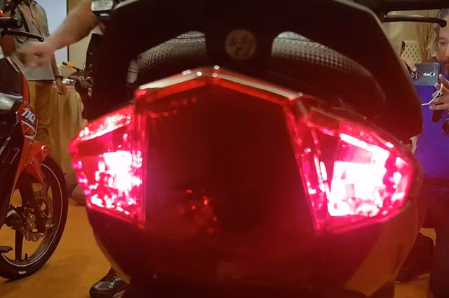 Cụm đèn hậu phía sau dạng đa giác sử, sử dụng bóng đèn dạng LED tương tự như ở phía trước được thiết kế khá giống đối thủ Honda Wave.