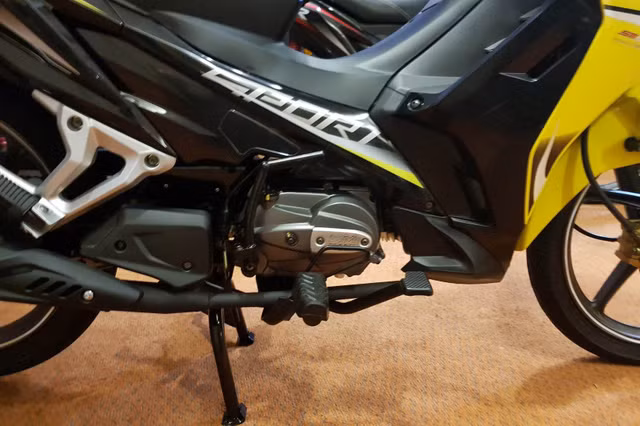 Động cơ của SM Sport 110R 2017 là động cơ xy-lanh đơn, làm mát bằng không khí, dung tích 109 cc, đáp ứng tiêu chuẩn khí thải Euro 3. Động cơ này tạo ra công suất tối đa 6,4 mã lực tại vòng tua máy 7.500 vòng/phút và mô-men xoắn cực đại 7 Nm tại vòng tua máy 7.000 vòng/phút. Động cơ kết hợp với hộp số xoay 4 cấp.