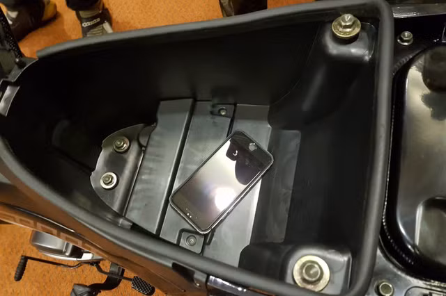 Hộc đựng đồ của SM Sport 110R 2017 khá rộng với thể tích lên tới 10 lít thể chứa được một mũ bảo hiểm nửa đầu dạng lớn. Ngoài ra, còn được trang bị thêm một cổng sạc USB tiện dụng.