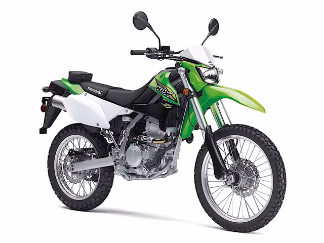 Ba sản phẩm mới mà Kawasaki Việt Nam vừa giới thiệu đến người tiêu dùng là mẫu xe môtô Kawasaki KLX150, KLX250 2018, "cào cào" 250 phân khối. Mức giá chính thức của ba sản phẩm này cũng được công bố với giá từ 79-142 triệu đồng/chiếc.