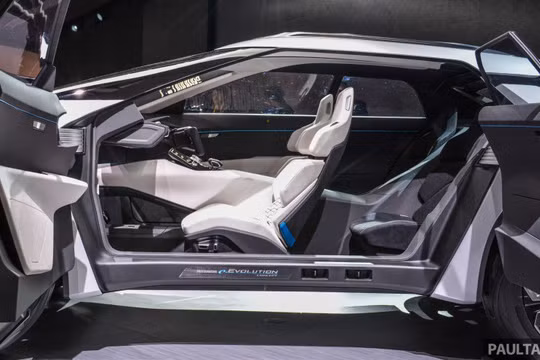 Chưa hết, Mitsubishi e-Evolution Concept còn có thể đánh giá được ý định của người lái, đồng thời huấn luyện kỹ năng lái xe cho tài xế thông qua những câu thoại bằng giọng nói và hiển thị ở màn hình cỡ lớn trên bảng táp-lô.