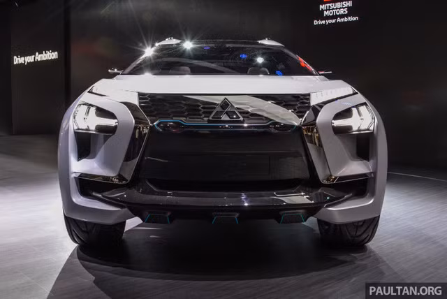 Phần đầu xe trở nên hầm hố hơn với lưới tản nhiệt cỡ lớn màu đen phía trung tâm đi cùng với chi tiết màu xanh dương nổi bật, ngoài ra bên trong lưới tản nhiệt còn có camera và cảm biến. Hai bên là 2 dải đèn LED chiếu sáng ban ngày, hốc gió cỡ lớn giúp làm mát kẹp phanh điện.