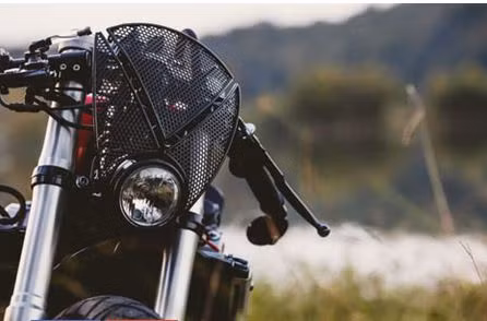 Thiết kế đầu xe "chất như nước cất". Đèn pha trước sử dụng loại nhỏ nhắn lọt thỏm giữa cặp phuộc USD cơ bắp và cách điệu bằng các tấm lưới được làm từ carbon.