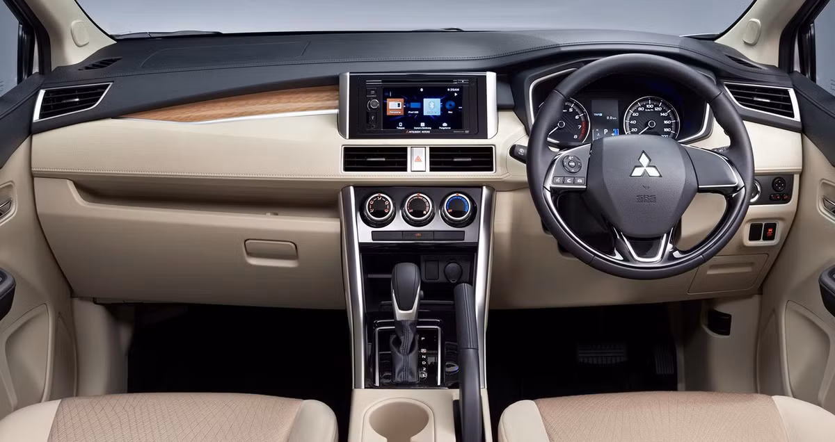 Nội thất xe khá chỉnh chu với toàn bộ ghế ngồi được bọc nỉ. Vô-lăng 3 chấu bọc da tích hợp 1 số phím chức năng, khởi động bằng nút bấm. Với phiên bản Ultimate, xe được trang bị màn hình cảm ứng kết nối Bluetooth, tích hợp camera lùi.