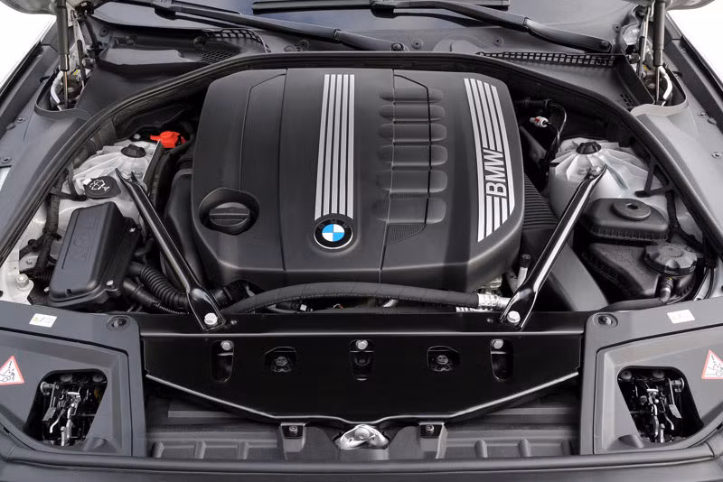 Xe được trang bị khối động cơ I6 (6 xi-lanh thẳng hàng) dung tích động cơ của BMW 523i là 2.5 lít, công suất cực đại 150 mã lực tại 6.100 vòng/phút, mô-men xoắn cực đại 250 Nm tại 2.750-3.000 vòng/phút, đi kèm hộp số tự động 8 cấp. Hiện giá xe BMW 523i khoảng 1,948 tỷ đồng (đã bao gồm VAT).