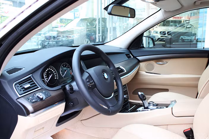 Khoang lái tiếp tục được thiết kế với giao diện thân thiện và hướng về phía người lái khi được hỗ trợ thêm một màn hình điều khiển iDrive 7 inch và độ phân giải 800 x 480 pixel với nhiều thiết bị và chức năng hơn.