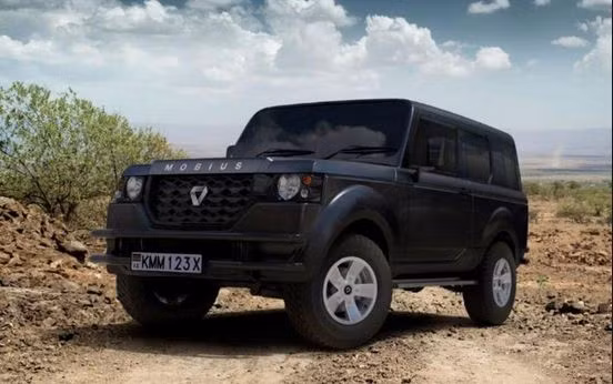 Chiếc ôtô địa hình siêu rẻ này được trang bị động cơ xăng 1.8 lít, cho công suất tối đa 131 mã lực đi kèm hộp số tay 5 cấp. Bên cạnh đó, hệ thống treo và giảm xóc trên chiếc SUV này cho phép xe có thể vận chuyển trọng tải nặng hơn, nhưng vẫn đảm bảo hiệu suất khi vận hành.