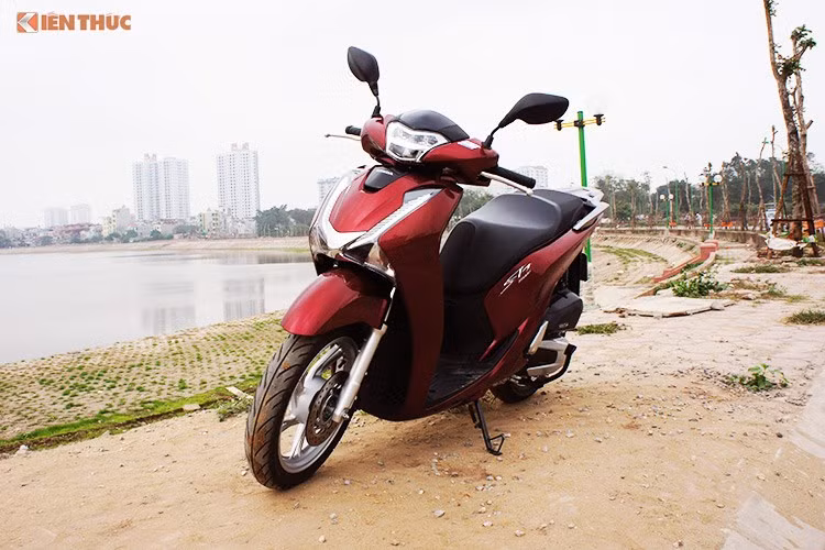 Tại thị trường Việt Nam, người mua thậm chí còn phải trả thêm đến gần 20 triệu để có thể sở hữu một chiếc SH 125/150I ABS mới do bị các đại lý của Honda "làm giá". Chính điều này đã đẩy chiếc xe tay ga phổ thông cao cấp của Honda lên mức giá hơn 100 triệu đồng cho phiên bản 150cc.