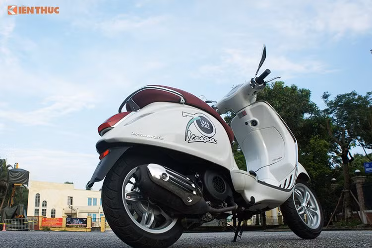 Cuối cùng vẫn là một chiếc xe tay ga của thương hiệu Piaggio tại Việt Nam - Vespa Primavera 2016. Xe sử dụng khối động cơ i-Get mới giống như hãng đã lắp cho Liberty và Medley. Cỗ máy 125 phân khối xi-lanh đơn làm mát bằng không khí cho công suất 10,6 mã lực ở vòng tua máy 7.700 vòng/phút, mô-men xoắn cực đại 10,4 Nm tại 6.000 vòng/phút.