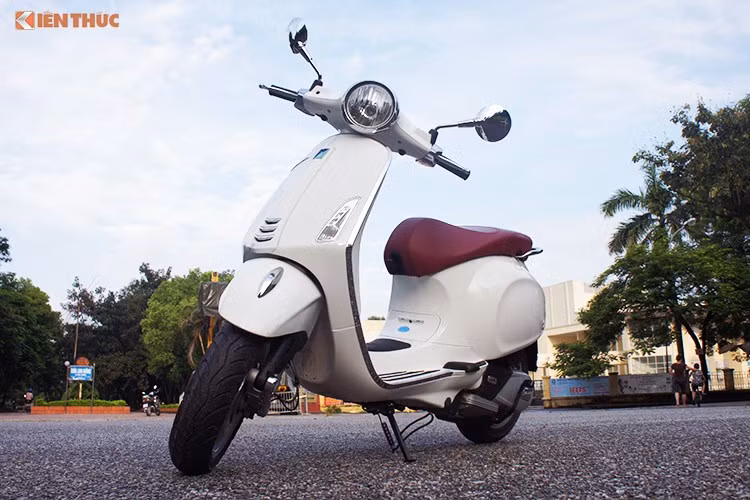 Giá bán Primavera ABS trang bị động cơ 125cc tại thị trường Việt Nam được Piaggio niêm yết 73,5 triệu đồng. Ngoài ra phiên bản thường không được trang bị ABS có giá 69,9 triệu đồng. Riêng phiên bản đặc biệt kỷ niệm 70 năm Piaggio có mức giá lên đến 84,5 triệu đồng với ABS và màu sơn cùng nhiều tuỳ chọn đáng giá.