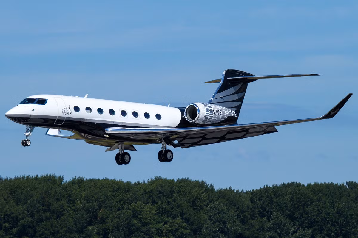 Mẫu máy bay Gulfstream G550 này có phạm vi hoạt động khoảng 12.500 km và đạt độ cao tối đa hơn 15,5 km...