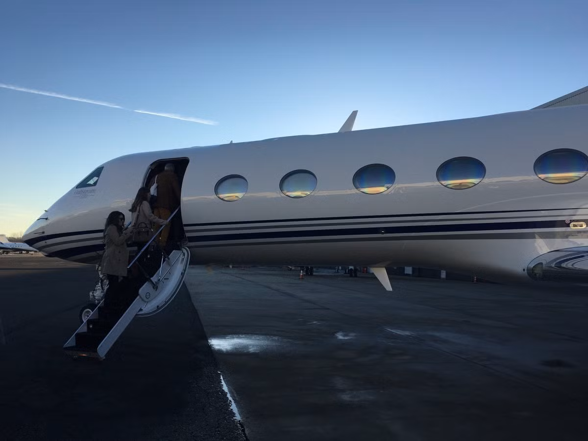 Nó có sức chứa từ 12-18 khách cùng nhiều tiện nghi hiện đại.