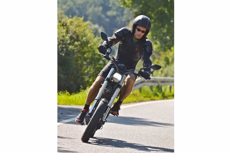 Phiên bản tiêu chuẩn của Gulas Pi1 được trang bị động cơ điện có công suất 8.000 W và đạt tốc độ tối đa trên 80 km/h. Gia tốc này đủ mạnh để có thể bỏ xa những chiếc xe máy phía sau trên đường đi. Cảm giác khi được điều khiển một chiếc xe đạp đủ mạnh mẽ để có thể vượt qua nhiều chiếc xe hơi là sự hấp dẫn và mang lại nhiều cảm xúc nhất của mẫu xe điện này cho người sử dụng.