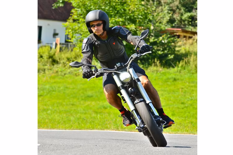 Thực tế là Gulas Pi1 có thể được xếp vào phân khúc xe máy hạng nhẹ với trọng lượng xe chỉ 128 kg, (tương đương xe có dung tích xi-lanh 125 cc trở xuống) do đó để có thể điểu khiển chiếc xe điện này trên đường, bạn cần giấy phép lái xe tại một số quốc gia.