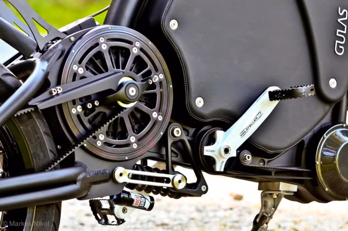 Gulas Pi1 được trang bị công nghệ mới, để có thể vượt trội hơn hẳn những chiếc xe đạp truyền thống, mở ra một hướng đi trong tương lai cho những dòng xe 2 bánh thô sơ, đó là việc kết nối trực tiếp bàn đạp với bộ khởi động, trong khi đó động cơ điện vẫn được truyền tới bánh sau.