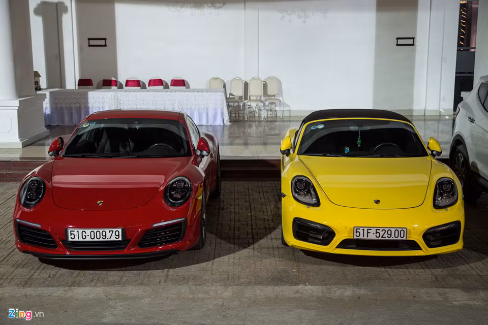 Cặp đôi Porsche cũng có mặt tại sự kiện. Đỗ bên trái là chiếc Porsche 911 Carrera S, còn sát bên là Porsche Boxster GTS.