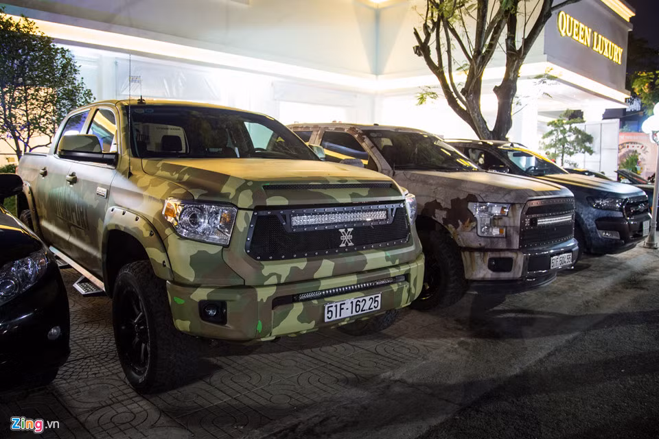 Dàn bán tải dán decal hầm hố, từ trái qua phải là Toyota Tundra, Ford F-150 và Ford Ranger.