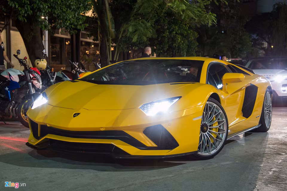 Tối 11/11, câu lạc bộ H-D Saigon tổ chức sinh nhật lần thứ 4. Sự kiện thu hút hàng trăm môtô đắt tiền cùng siêu xe Lamborghini Aventador S của một đại gia TP. HCM. Siêu xe độc nhất Việt Nam được nhập khẩu chính hãng với giá bán hơn 40 tỷ đồng.