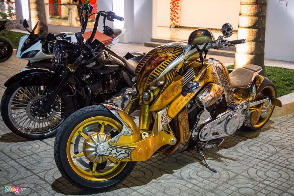 V-Rex Travertson thường xuyên xuất hiện tại các sự kiện lớn về môtô. Xe sản xuất thủ công dựa trên mẫu môtô Harley-Davidson V-Rod, lấy cảm hứng về đàn khủng long bạo chúa trong phim King Kong. Phiên bản xuất hiện trong bài viết mang tên "Quyền năng của Pharaon", gây chú ý với dàn áo sơn airbrush họa tiết trên kim tự tháp Ai Cập cổ đại.