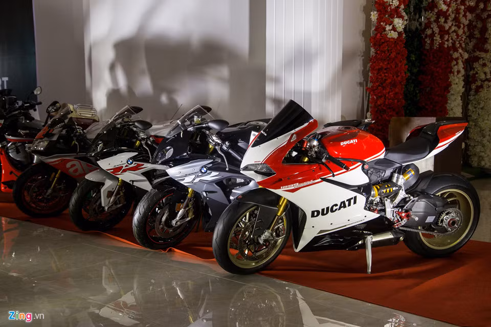 Chiếc Ducati 1299 Panigale S Anniversary đứng ở khu vực nhà tài trợ. Đây là bản kỷ niệm 90 năm thành lập Ducati (1926-2016) với số lượng giới hạn 500 chiếc trên toàn thế giới. Xe được nhập tư nhân theo đặt hàng của một chủ nhân ở TP. HCM.