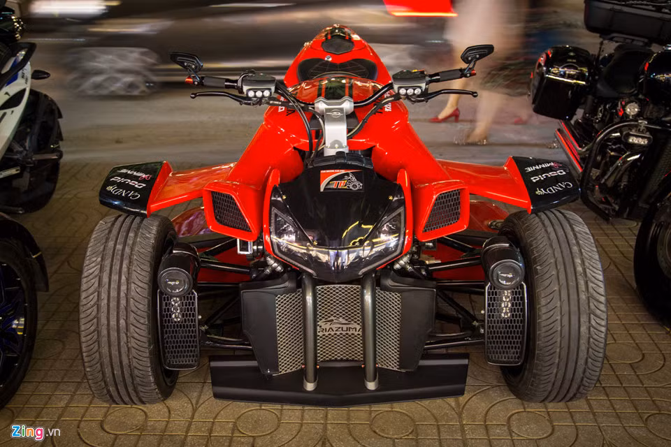 Triazuma R1 là mẫu xe độ ba bánh được chế tạo bởi hãng Lazareth của Pháp, dựa trên môtô Yamaha R1. Đây là chiếc Triazuma R1 duy nhất tại Việt Nam, trong tổng 4 chiếc trên thế giới. Mẫu môtô 3 bánh giữ lại cỗ máy 4 xi-lanh thẳng hàng, dung tích 998cc và công suất cực đại 182 mã lực nguyên gốc của Yamaha R1.