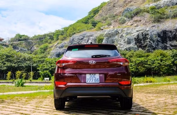 Phía đuôi xe, các chi tiết đèn hậu và đèn phanh của Tucson được trang bị công nghệ LED 3D, hiệu ứng đẹp, làm tăng hiệu quả chiếu sáng khi vận hành.