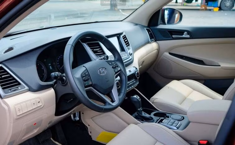 Vô lăng của Tucson được trang bị đầy đủ các nút bấm hiện đại như điều khiển âm lượng, nhận/tắt cuộc gọi, chuyển bài hát, cruise control... Ghế da được bọc da kháng khuẩn với màu be, ghế lái chỉnh điện 10 hướng, ghế phụ chỉnh 8 hướng.