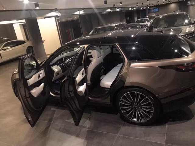 Dù giá cả chiếc xe vẫn chưa được tiết lộ nhưng nhiều người dự đoán nó có giá trên dưới chục Bởi Đây cũng là một trong những phiên bản Range Rover Velar được Jaguar Land Rover Việt Nam phân phối chính hãng.