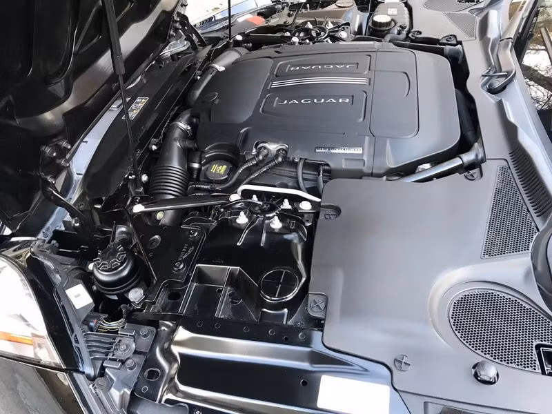 Toàn bộ động cơ bên trong xe vẫn mướt như hàng mới.