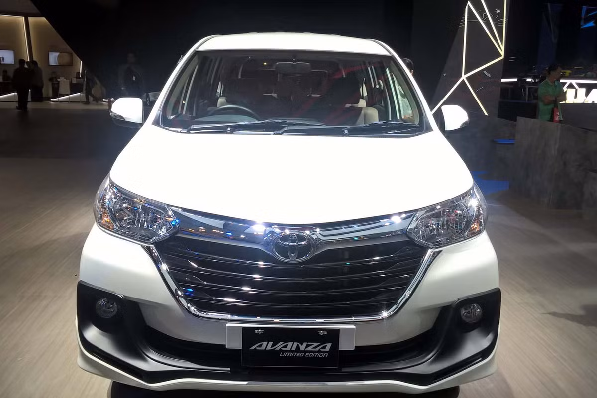 So với phiên bản tiêu chuẩn, Avanza Limited Edition được trang bị bộ bodykit thể thao với phần cản trước ở đầu xe lớn cùng một tấm ốp nhựa màu đen-xám, nằm phía dưới đèn sương mù là dải viền đèn LED DRL chiếu sáng ban ngày. Bộ lưới tản nhiệt gồm một thanh ngang mạ crôm sáng nối liền hai cụm đèn pha giống với thiết kế ở bản tiêu chuẩn.