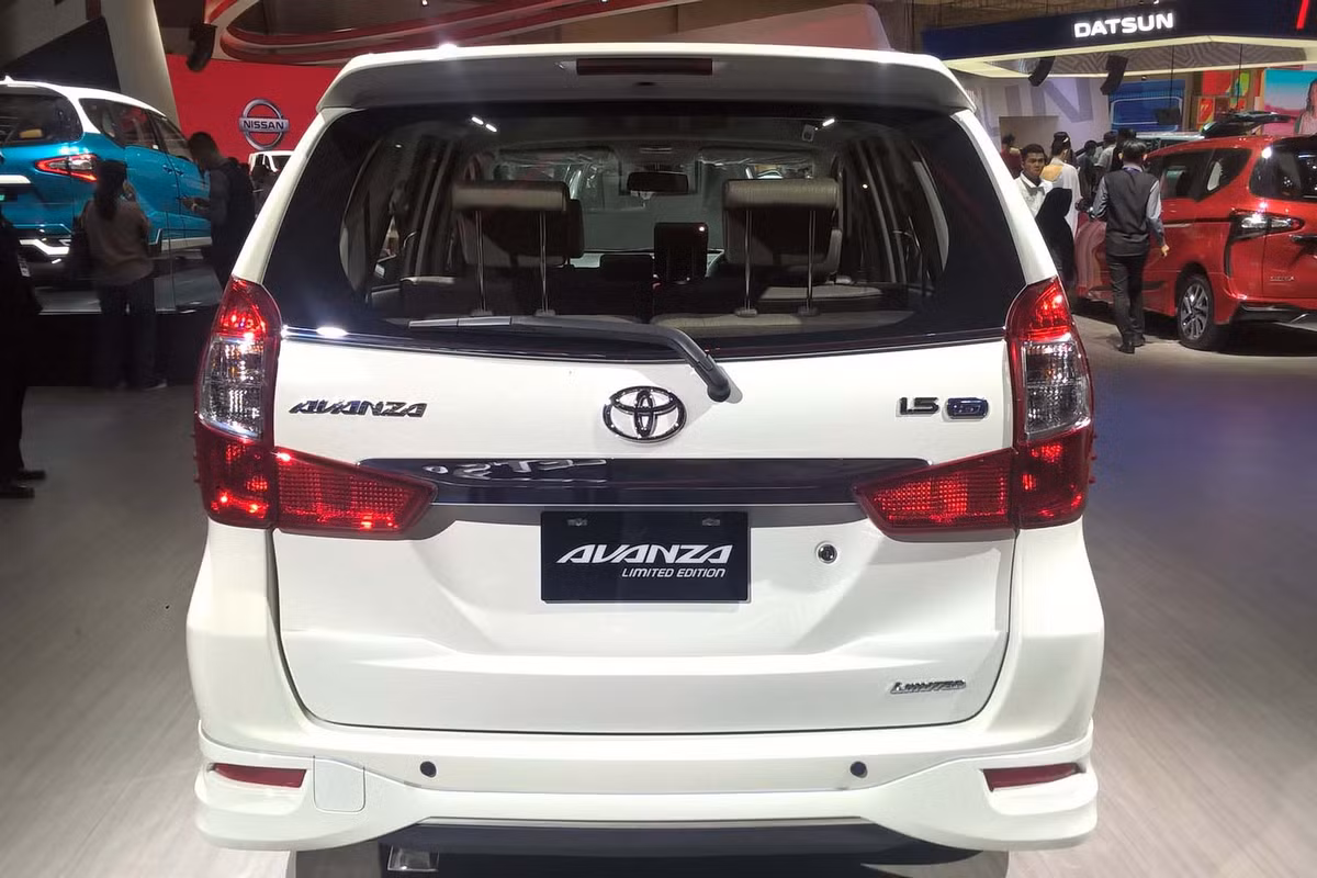 Ở phía sau là cụm đèn hậu dạng chữ L cụp quay ngược, cánh gió lớn nhô cao trên nắp ca-pô sau cùng ống-xả viền bao bọc bằng kim loại sáng.