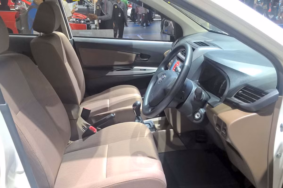 Ở hàng ghế thứ 3 có thể gập/mở tỷ lệ 50:50 giúp tăng không gian thể tích phía sau. Trang bị an toàn theo xe gồm: chống bó cứng phanh ABS, phân bổ lực phanh điện tử EBD và 2 túi khí.