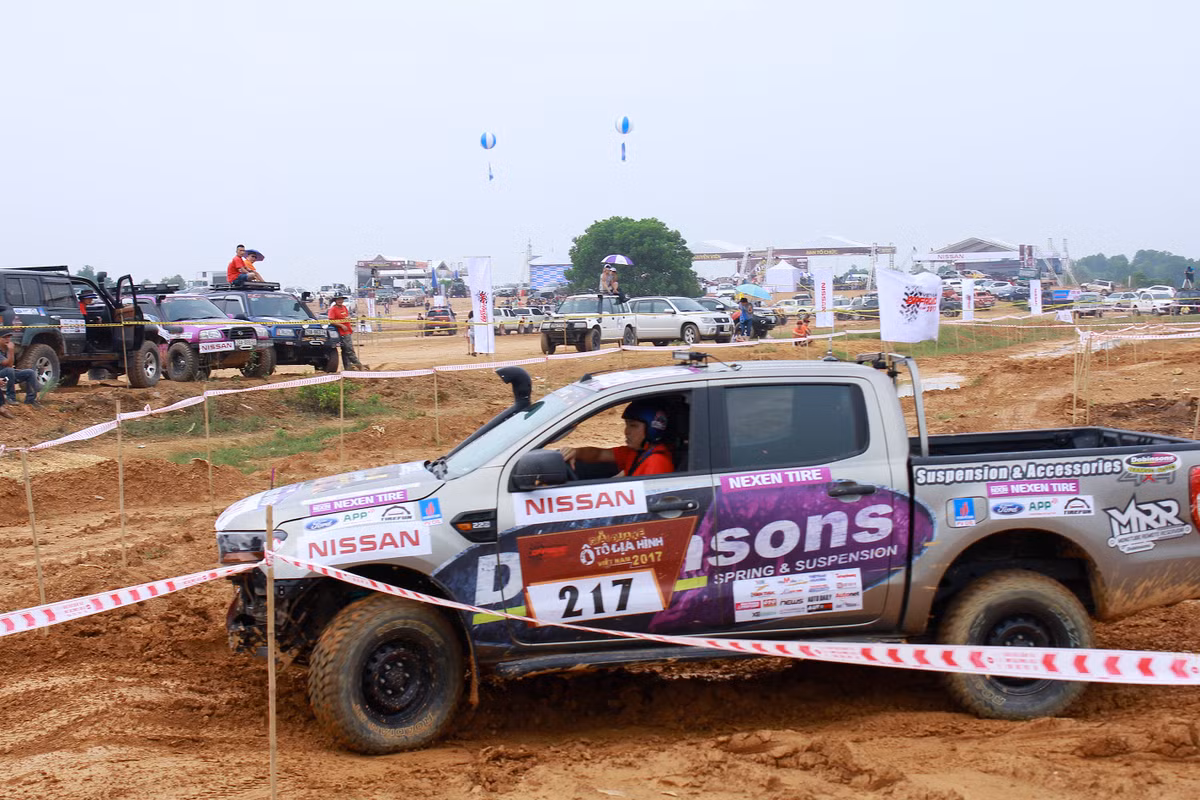 Giải đua xe ôtô địa hình Việt Nam - VOC 2017 vẫn có 3 hạng thi chính như mùa giải năm ngoái nhưng số lượng đội thi được Ban tổ chức giới hạn.Với số lượng tham dự gồm 78 đội chơi đến từ nhiều tỉnh thành trên cả nước đã mang đến cho giải đấu năm nay nhiều gay cấn hơn bao giờ hết ngay từ giai đoạn đầu.