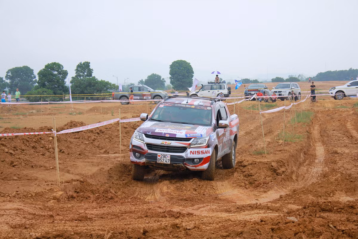 Theo thông báo chính thức từ Ban trọng tài, cọc đổ xuống mặt đất và dây đứt được tính là đổ cọc, ngoài ra, xe đè quá nửa cọc mặc dù cọc chưa đổ xuống đất cũng sẽ bị trừ điểm. Khi VĐV lùi xe mà bánh xe đè vào cọc cũng sẽ bị trừ điểm.