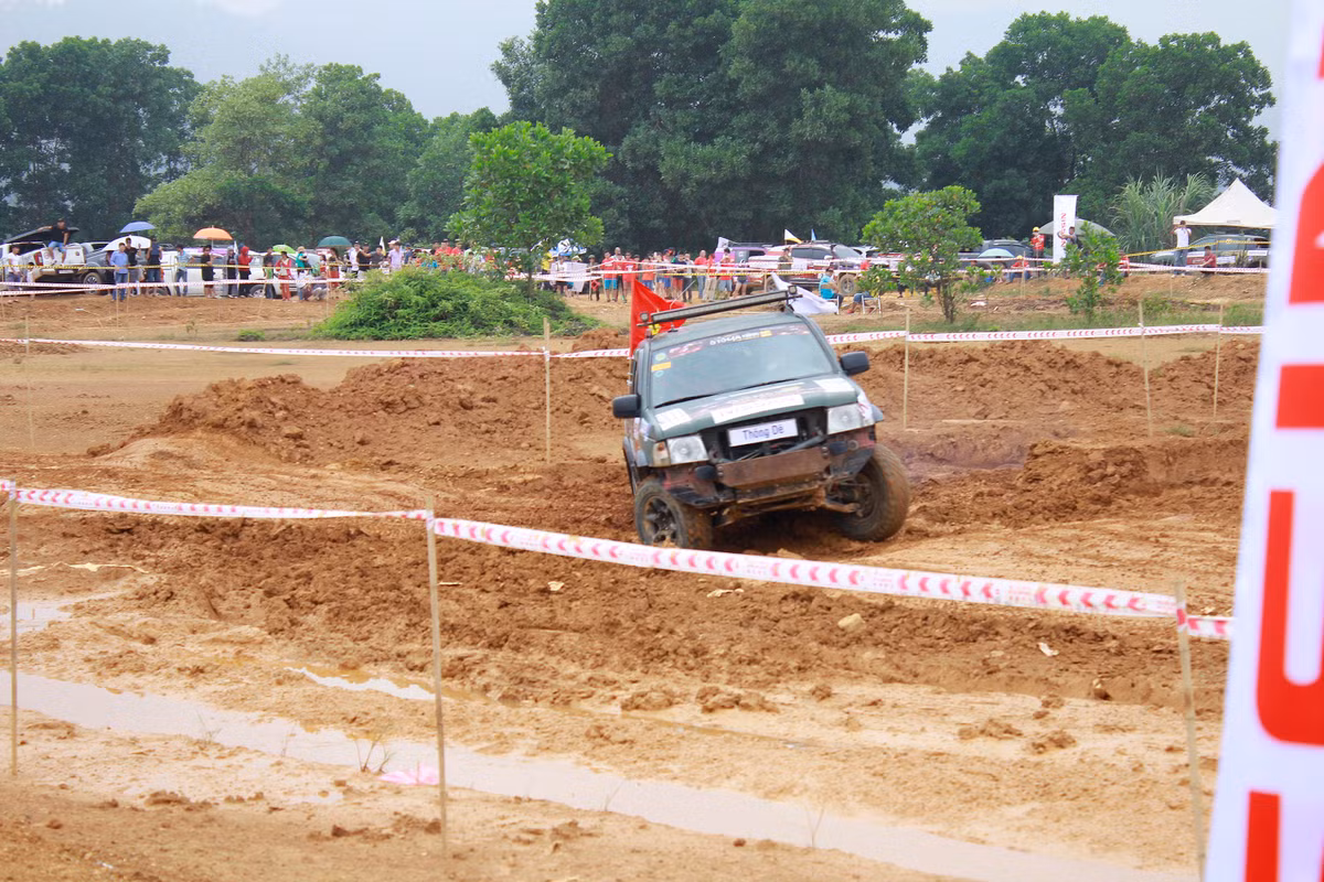 Trong ngày thi đấu đầu tiên của VOC 2017, các hạng sẽ thi đấu 4 đường (1->4), và 1 đường Adventure ban đêm dành cho hạng cơ bản SUV &amp; nâng cao.