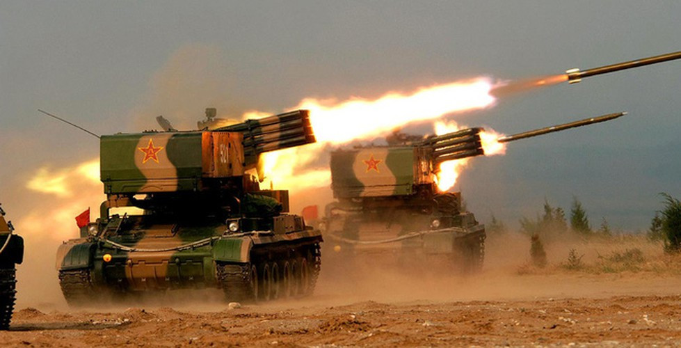 Pháo phản lực phóng loạt PHZ99 còn có tên gọi khác là Type 89 sử dụng Khung gầm là loại xe bánh xích đa dụng Type 321 tương tự pháo tự hành Type 83 cỡ nòng 152 mm với trọng lượng chiến đấu 30 tấn. Nguồn ảnh: Unders.