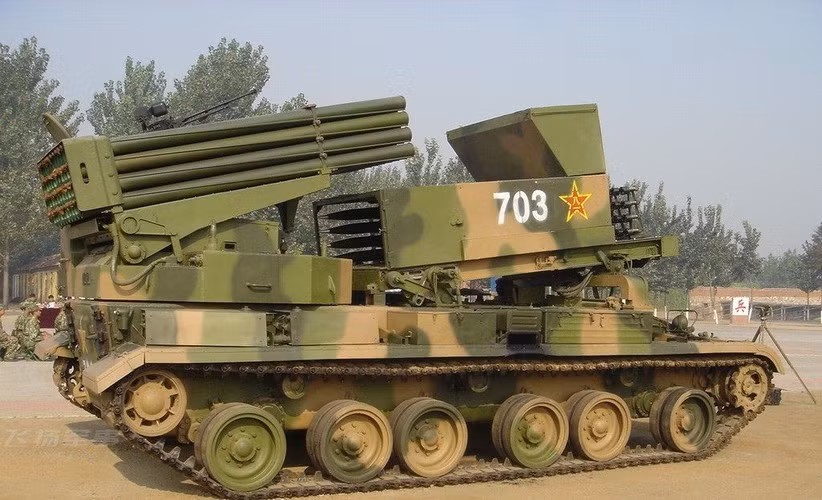 Giàn phóng của Type 89 có góc xoay trong khoảng -102 độ đến +66 độ và góc nâng hạ trong khoảng 0 độ đến 55 độ. Pháo phản lực phóng loạt Type 89 có tốc độ bắn 2 rocket mỗi giây, thời gian tái nạp để tiếp tục bắn chỉ mất 3 phút. Nguồn ảnh: Lord.