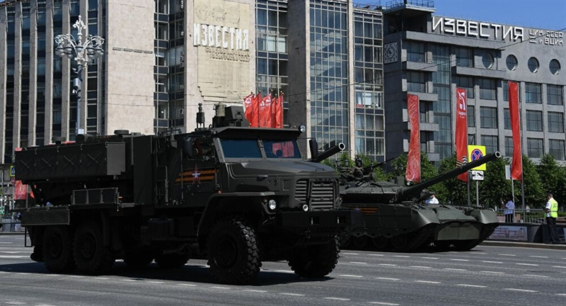 Theo tác giả bài viết, không như TOS-1A, hệ thống TOS-2 sẽ được trang bị khung gầm bánh hơi. Kinh nghiệm sử dụng các hệ thống vũ khí nhiệt áp hạng nặng ở sa mạc cho thấy gầm bánh hơi là sự lựa chọn tốt nhất.