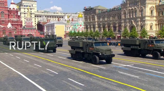 Những tiến bộ của phiên bản mới TOS-2 tập trung vào việc mở rộng khu vực sát thương và giúp đầu đạn tấn công mục tiêu chính xác, hiệu quả và xa hơn phiên bản trước. Cùng với TOS-2, cuộc diễu binh hôm 24/6 cũng là lần đầu tiên tăng T-90M chính thức được công bố trước công chúng. Đây là phiên bản mới nhất của dòng tăng T-90 Nga hiện nay.