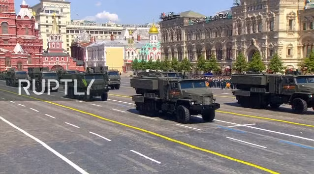 Những tiến bộ của phiên bản mới TOS-2 tập trung vào việc mở rộng khu vực sát thương và giúp đầu đạn tấn công mục tiêu chính xác, hiệu quả và xa hơn phiên bản trước. Cùng với TOS-2, cuộc diễu binh hôm 24/6 cũng là lần đầu tiên tăng T-90M chính thức được công bố trước công chúng. Đây là phiên bản mới nhất của dòng tăng T-90 Nga hiện nay.