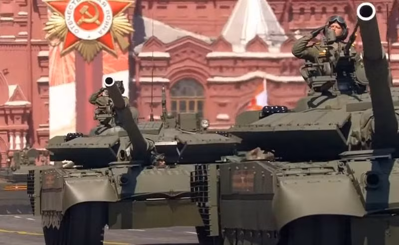 So với phiên bản tiêu chuẩn, T-90M sử dụng mẫu động cơ mới, đáng tin cậy hơn, khỏe hơn, công suất lên đến 1.300 mã lực (hơn đông cơ V6 cũ 200 mã lực). Khối lượng của T-90M là 50 tấn, nặng hơn 2 tấn so với T-90MS và 3,5 tấn so với T-90A.