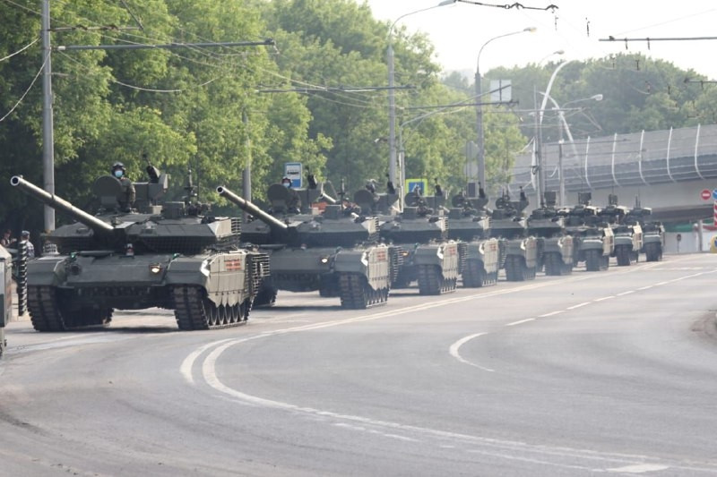 Khác biệt chính là T-90M được trang bị hệ thống chỉ huy và kiểm soát chiến đấu mới cùng với hệ thống điều khiển hỏa lực Kalina-2, có khả năng bám bắt mục tiêu tự động và máy tính điều khiển hỏa lực thế hệ mới có tốc độ và độ chính xác trong xử lý cao hơn.