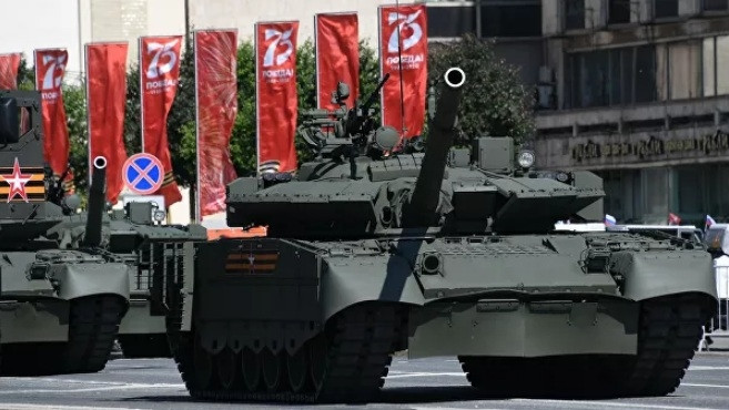 Ngoài T-90M, một mẫu xe tăng khác tham gia Lễ duyệt binh và thu hút nhiều sự chú ý là xe tăng T-80BVM được hiện đại hóa, bài báo cho hay. Cùng với đó là hệ thống hệ phóng loạt nhiệt áp TOS-2. Đây là phiên bản cải tiến của hệ thống súng phun lửa TOS-1, được gọi là Tosochka.
